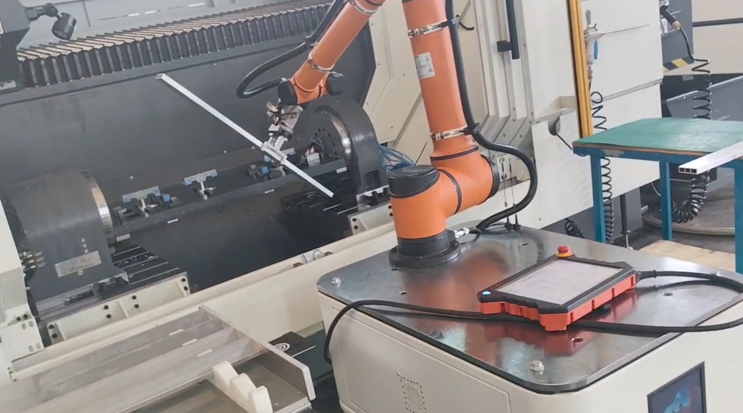 Melhorando a eficiência e a segurança: o robô de transferência inteligente da máquina de macarrão promove a inteligência da indústria de alimentos