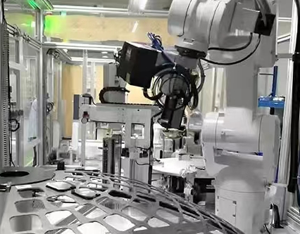 Quais são as vantagens da tecnologia automática de carregamento e descarregamento para o revestimento de lentes?
